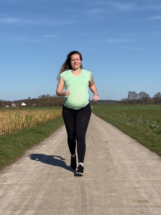 Femme enceinte pratiquant la course à pied